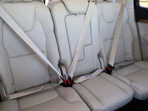 Used 2022 Volvo XC90 T6 Momentum w/ Advanced Package image 21