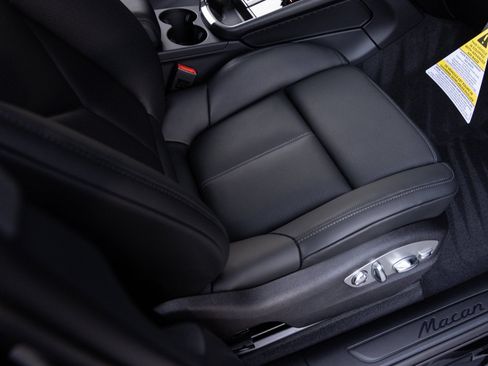 Certified 2026 Porsche Macan AWD/4WD image 35