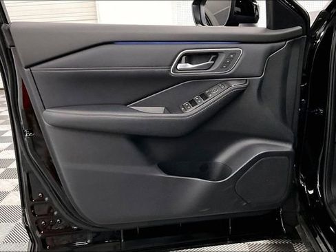 Used 2025 Nissan Rogue Platinum w/ Platinum Premium Package image 21