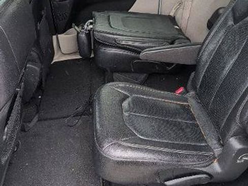 Used 2022 Chrysler Pacifica Touring-L FWD image 16