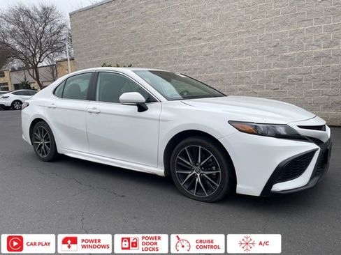 Used 2024 Toyota Camry SE image 1