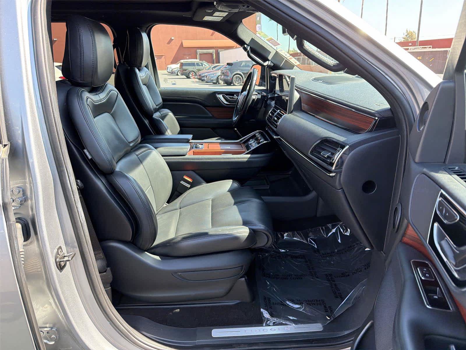Used 2024 Lincoln Navigator Premiere AWD/4WD image 15