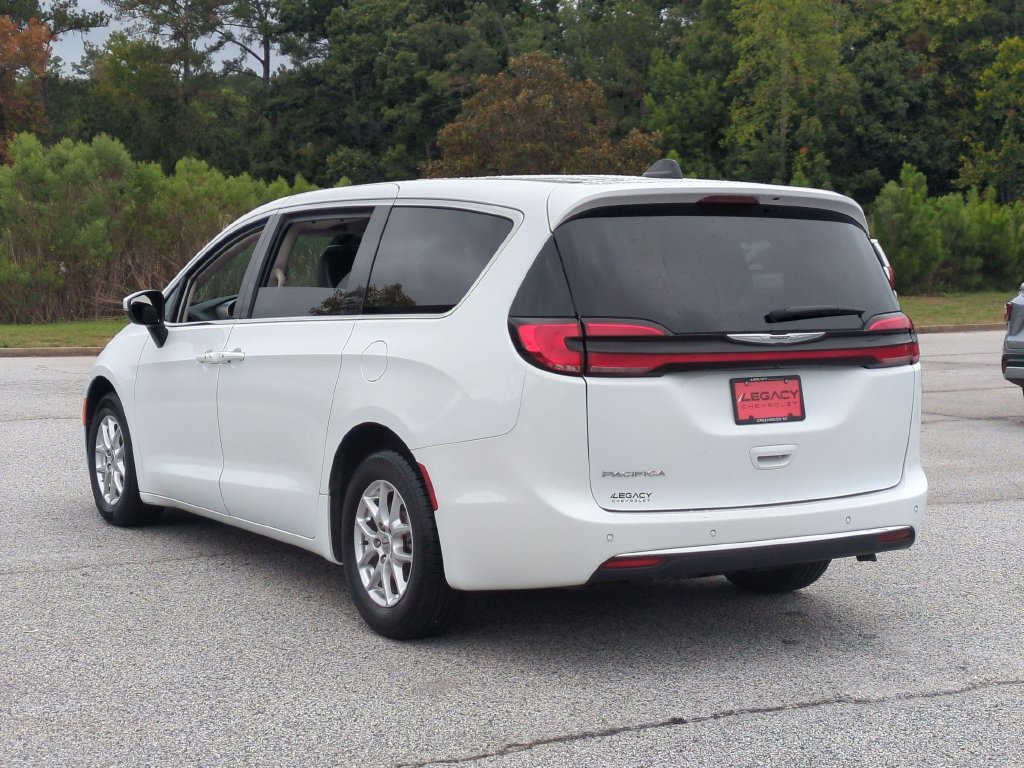 Used 2023 Chrysler Pacifica Touring-L FWD image 5
