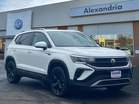 Used 2023 Volkswagen Taos SE w/ Panoramic Sunroof Package image 1