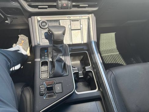 Used 2025 Lexus GX 550 w/ Accessory Package (31) AWD/4WD image 12
