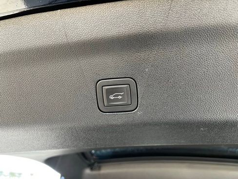 Used 2025 GMC Yukon XL Denali image 15