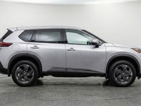 Used 2025 Nissan Rogue SV image 11