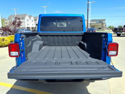 Used 2024 Jeep Gladiator Sport AWD/4WD image 23