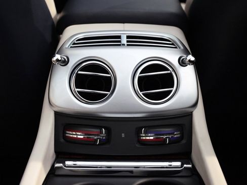 Used 2019 Rolls-Royce Dawn image 42