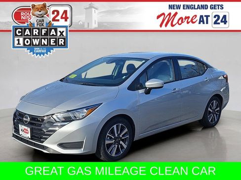 Used 2023 Nissan Versa SV image 2