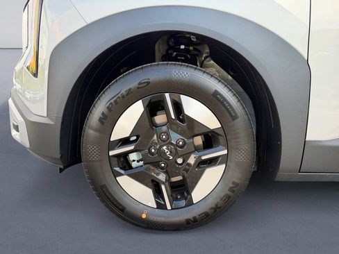 New 2027 Kia Seltos LX FWD image 9