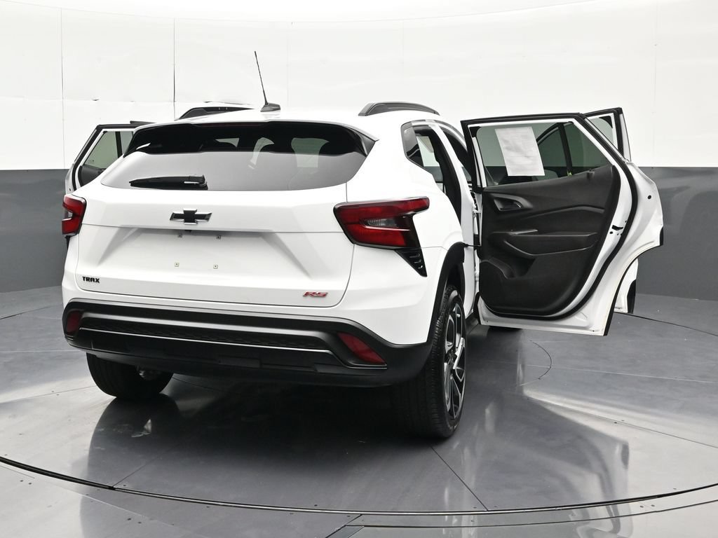 Used 2025 Chevrolet Trax RS FWD image 34