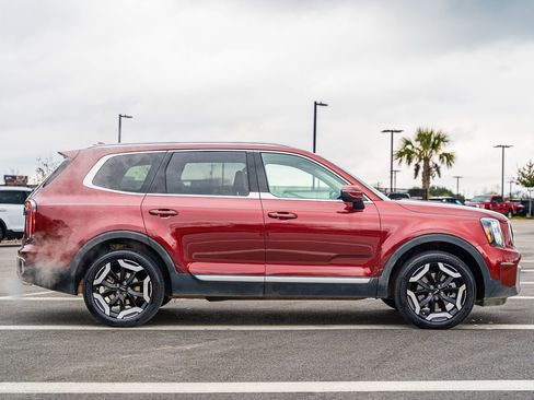 Used 2023 Kia Telluride EX w/ EX Captain's Chair Package image 8