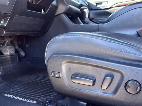 Used 2015 Toyota Highlander Limited image 11