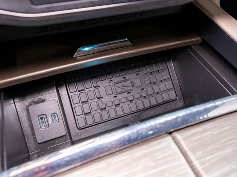 Used 2023 Ford Expedition Limited AWD/4WD image 27