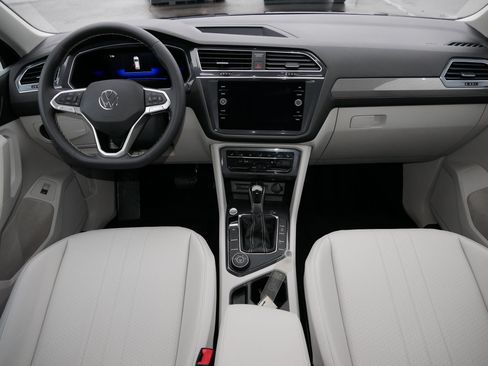 Certified 2022 Volkswagen Tiguan SE image 10