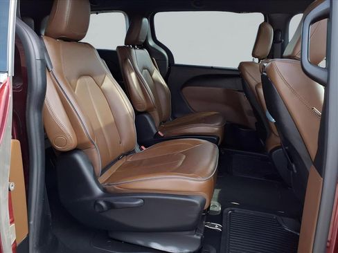 Used 2021 Chrysler Pacifica Limited w/ Uconnect Theater Family Group image 20