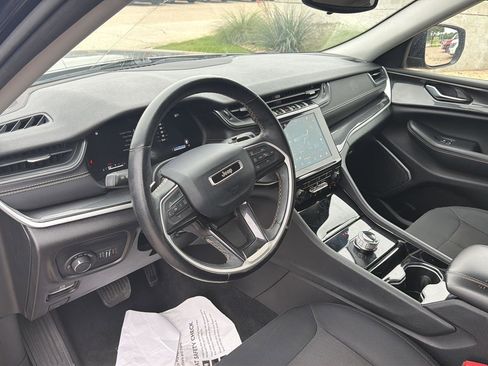 Used 2022 Jeep Grand Cherokee Laredo w/ Luxury Tech Group I AWD/4WD image 16
