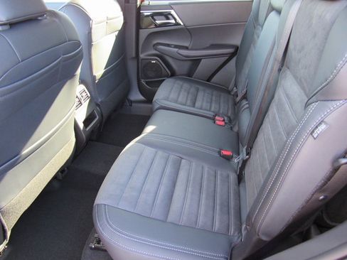 New 2025 Mitsubishi Outlander SE image 8