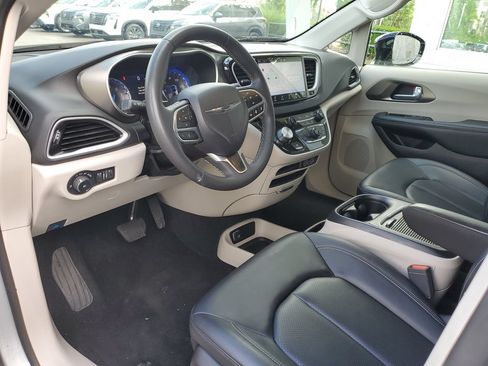 Used 2024 Chrysler Pacifica Touring-L FWD image 17