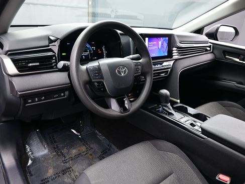 Used 2025 Toyota Camry LE image 12