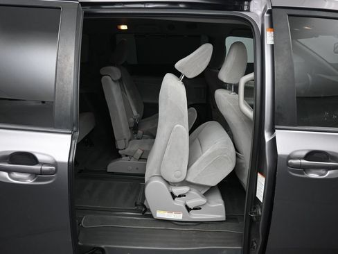 Used 2018 Toyota Sienna LE w/ Carpet Mat Package FWD image 45