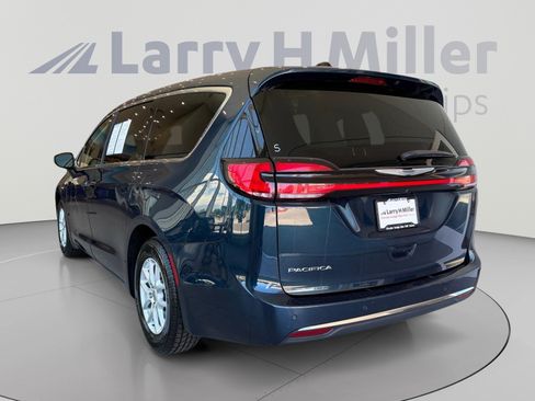 Used 2023 Chrysler Pacifica Touring-L FWD image 3