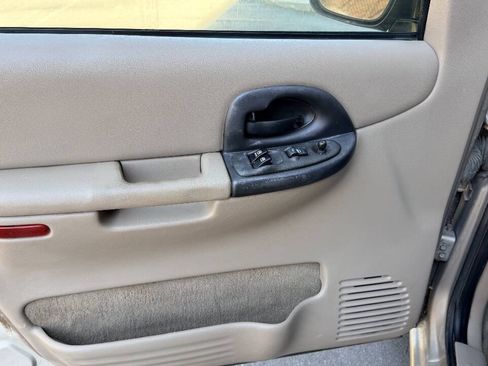 Used 2003 Chevrolet Venture LS w/ Convenience Package FWD image 9