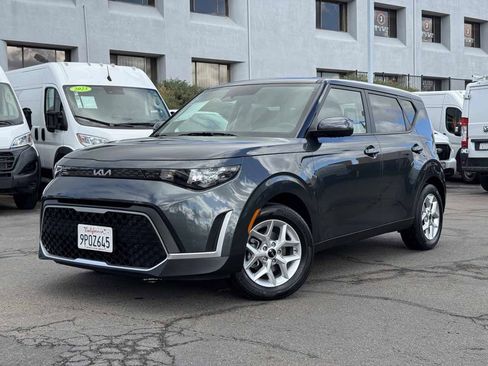 Used 2025 Kia Soul LX w/ LX Technology Package FWD image 2