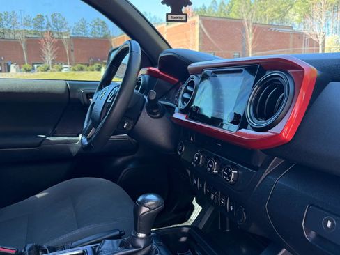 Used 2019 Toyota Tacoma TRD Sport w/ Technology Package image 30