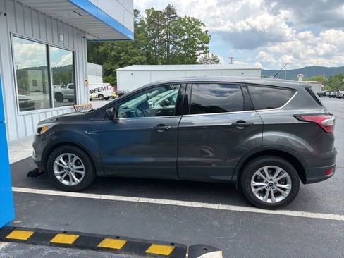 Used 2017 Ford Escape SE FWD image 4