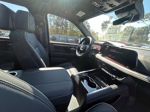 New 2025 Chevrolet Suburban Premier image 24