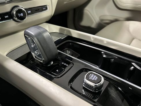 Certified 2024 Volvo XC60 B5 Plus AWD/4WD image 19