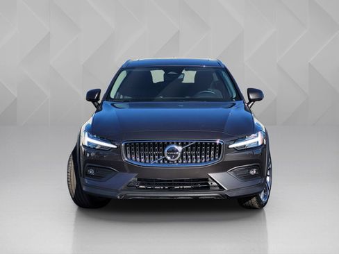 Certified 2025 Volvo V60 B5 Cross Country Plus AWD/4WD image 2