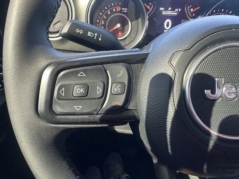 Used 2023 Jeep Gladiator Sport image 7