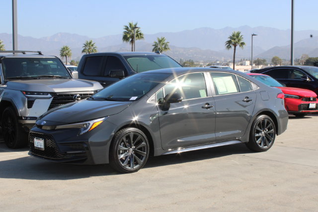 Used 2025 Toyota Corolla SE w/ SE Premium Package FWD image 3