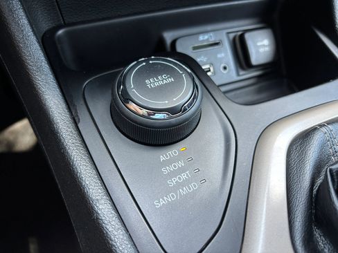 Used 2014 Jeep Cherokee Latitude w/ Cold Weather Group AWD/4WD image 24