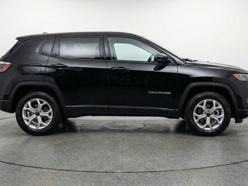 Used 2025 Jeep Compass Latitude AWD/4WD image 11