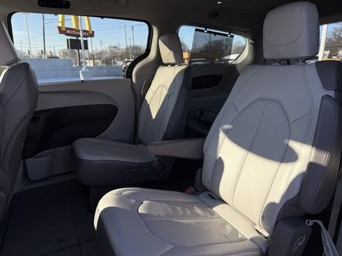 Certified 2017 Chrysler Pacifica Touring-L image 31