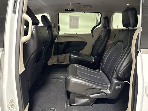 Used 2023 Chrysler Pacifica Touring-L FWD image 22