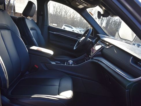 Certified 2025 Jeep Grand Cherokee Limited AWD/4WD image 17