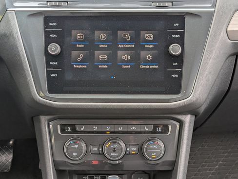 Used 2020 Volkswagen Tiguan SE image 26