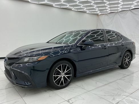 Used 2021 Toyota Camry SE FWD image 6