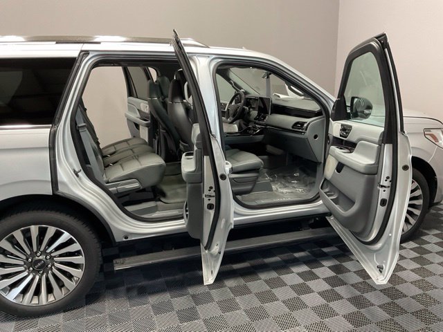 Used 2019 Lincoln Navigator Reserve AWD/4WD image 23