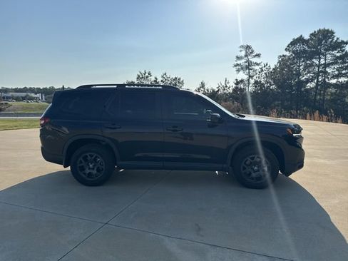 Used 2025 Honda Pilot TrailSport image 4