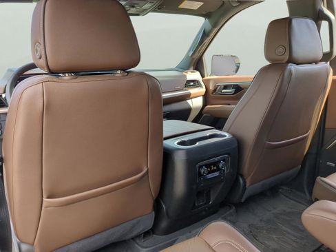 Used 2025 Chevrolet Suburban High Country image 25