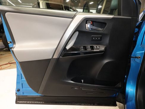 Used 2017 Toyota RAV4 Limited image 13