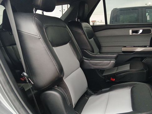 Used 2022 Ford Explorer XLT w/ Equipment Group 202A RWD image 12