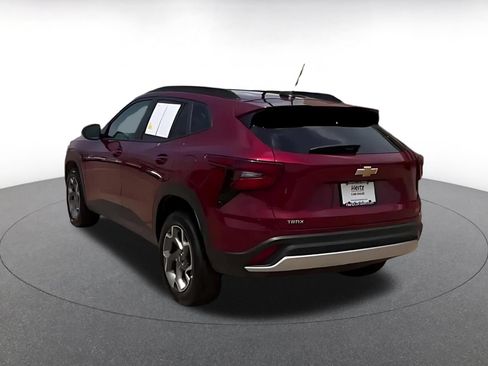 Used 2025 Chevrolet Trax LT w/ LT Convenience Package FWD image 7