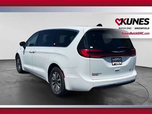 Used 2023 Chrysler Pacifica Touring-L FWD image 8